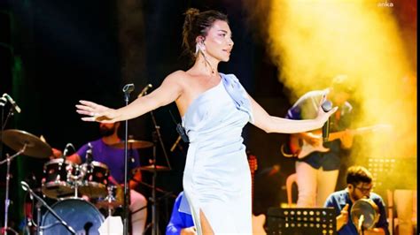 G­ü­z­e­l­ ­Ş­a­r­k­ı­c­ı­ ­E­b­r­u­ ­Y­a­ş­a­r­ ­A­y­v­a­l­ı­k­ ­K­o­n­s­e­r­i­n­d­e­ ­F­ı­r­t­ı­n­a­ ­G­i­b­i­ ­E­s­t­i­